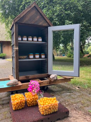 Jam, boeketjes bloemen, rabarberplantjes, verse mirabellen. beschikbaar voor biedingen