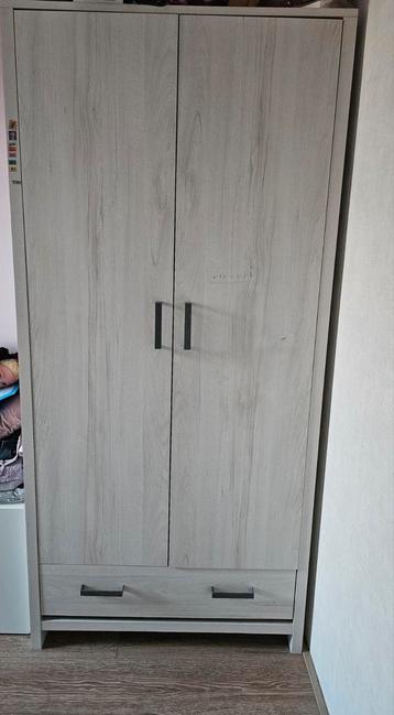 Mooie kledingkast met bed beschikbaar voor biedingen