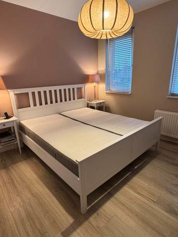 Ikea Hemnes bed 180x200 +verstelbare Auping en matrassen - afbeelding 1