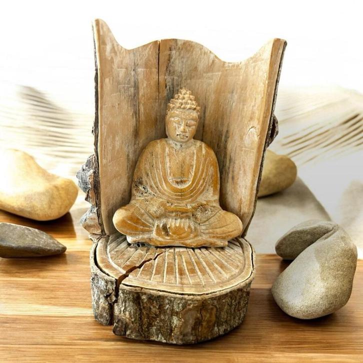 Deze beeldje is uit hout gesneden Boeddhabeeld., Antiek en Kunst, Kunst | Beelden en Houtsnijwerken, Ophalen of Verzenden