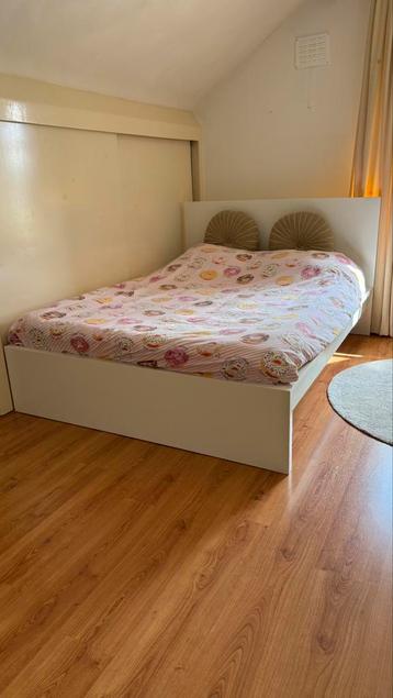 2-persoons wit bed 140 cm breed met ombouw en hoofdbord