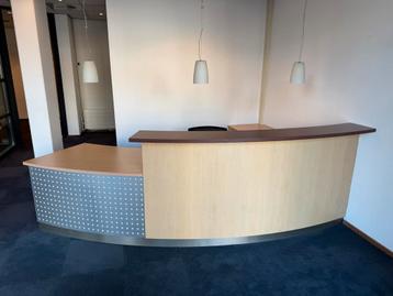 Kantoor Inventaris: Balie & Bureaus beschikbaar voor biedingen