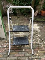 Keukentrap twee treden inklapbaar, Doe-het-zelf en Verbouw, Ladders en Trappen, Gebruikt, Trap, Ophalen of Verzenden, Opvouwbaar of Inschuifbaar