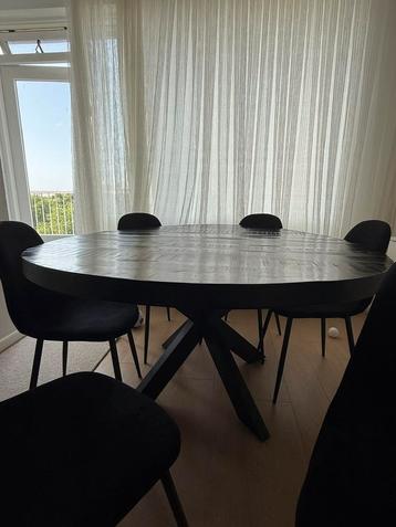 Zwarte ronde eettafel mangohout met 6 eetstoelen zwart