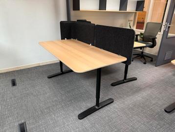 4 ikea bureaus 160 x 80cm en vilten tussen schermen