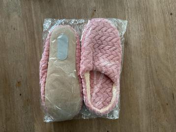 Nieuwe Roze Sloffen Maat 40 beschikbaar voor biedingen