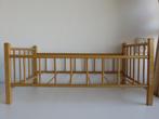 Vintage groot houten poppenbed met spijlen uit jaren 1960, Ophalen of Verzenden, Zo goed als nieuw, Meubelstuk of Keukentje