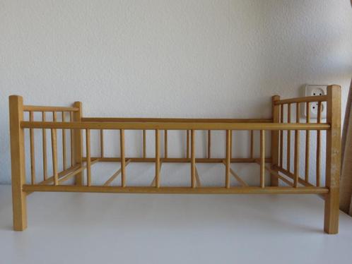 Vintage groot houten poppenbed met spijlen uit jaren 1960, Kinderen en Baby's, Speelgoed | Houten speelgoed, Zo goed als nieuw