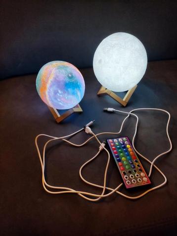 Lichtgevende bollen op steunen.sierlijk effect beschikbaar voor biedingen