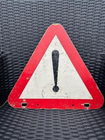Fraai oud verkeersbord met klemmen. beschikbaar voor biedingen