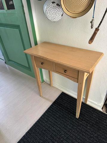 Stevig kap tafeltje beschikbaar voor biedingen
