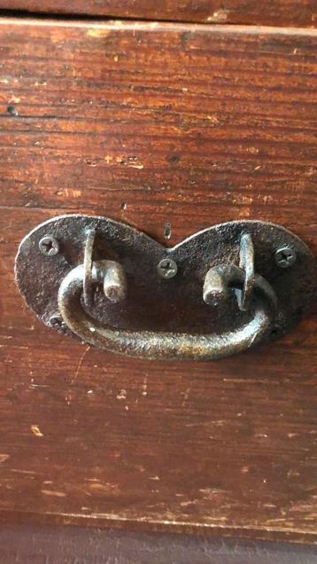 Oude Houten Kist met Metalen Handvat beschikbaar voor biedingen