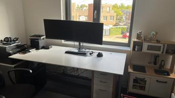 Ahrend bureau, verstelbaar in hoogte met kabelgoot beschikbaar voor biedingen