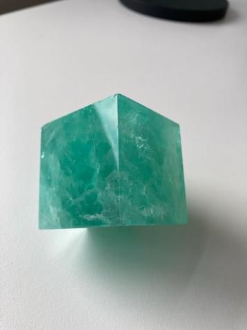 Groene Fluoriet Kubus beschikbaar voor biedingen