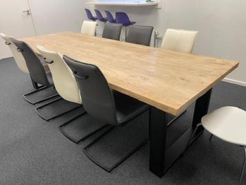 Robuuste eetkamertafel inclusief 8 stoelen beschikbaar voor biedingen