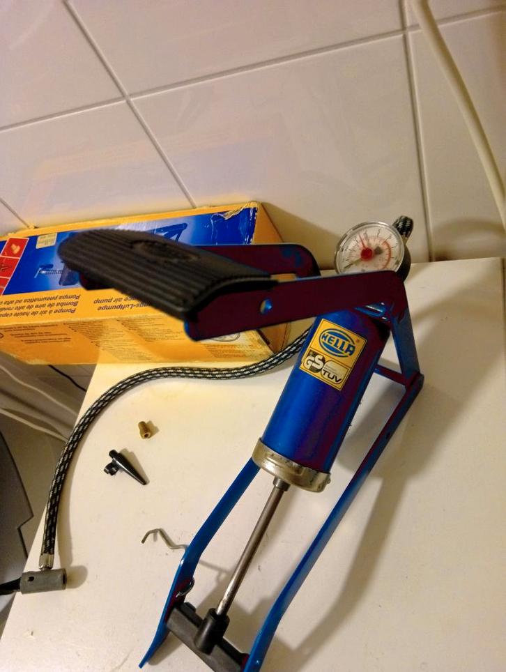 Hella Voetpomp met Manometer in Doos ZGAN, Fietsen en Brommers, Fietsaccessoires | Fietspompen, Zo goed als nieuw, Drukmeter, Ophalen of Verzenden
