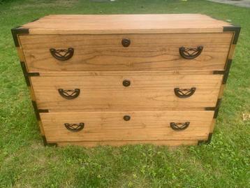 Vintage Japans kastje van massief hout met metalen details beschikbaar voor biedingen
