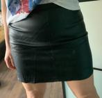 Amisu zwart met strepen aan de zijkanten leerlook rok mt 36, Zwart, Nieuw, Ophalen of Verzenden, Maat 36 (S)
