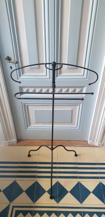 Dressboy/kledingbutler beschikbaar voor biedingen