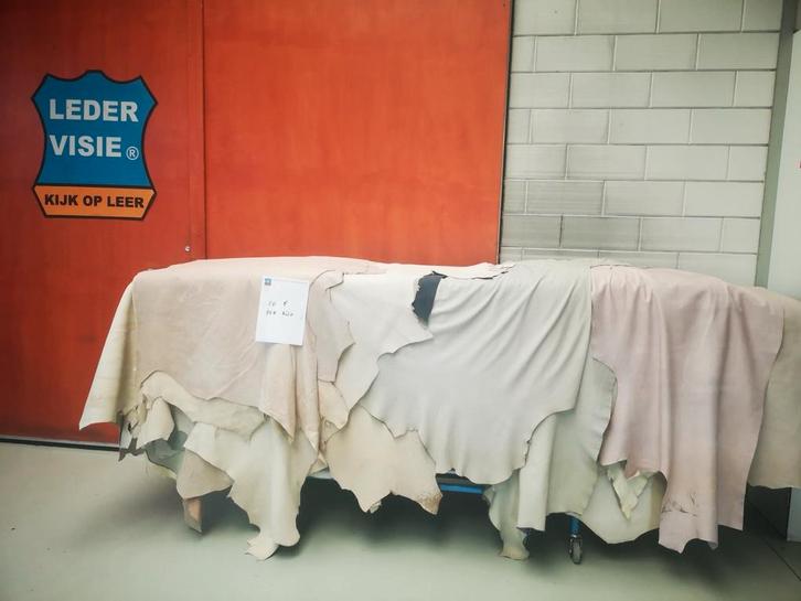 volle kar met leer. 10€ per kilo, Hobby en Vrije tijd, Stoffen en Lappen, Nieuw, Leer of Kunstleer, 30 tot 120 cm, 30 tot 200 cm