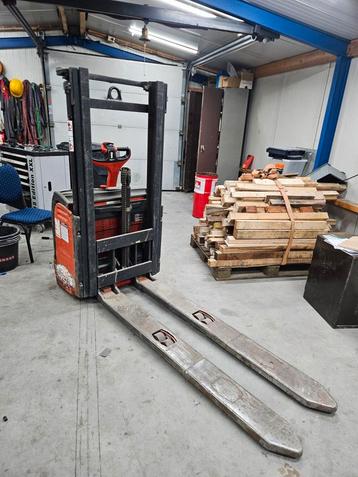Linde L12 Palletwagen  stapelaar freelift. Met verlenglepels beschikbaar voor biedingen