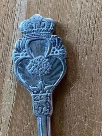 Lepeltje koningshuis ( aan beide kanten een afbeelding) beschikbaar voor biedingen