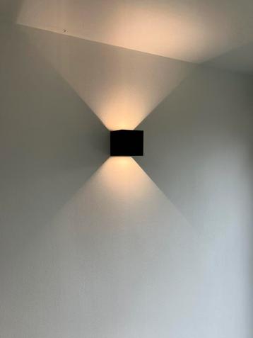 Wandlamp LED cube zwart beschikbaar voor biedingen