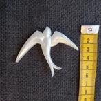 Witte plastic zwaluw broche (paarlemoer) jaren '80, Overige materialen, 4 tot 7 cm, Gebruikt, Wit