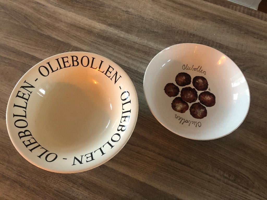 2 oliebollen schalen, Huis en Inrichting, Keuken | Servies, Zo goed als nieuw, Schaal of Schalen, Overige stijlen, Aardewerk, Ophalen of Verzenden