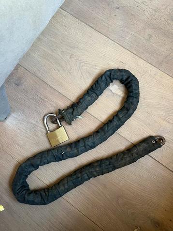 Kettingslot met 2 sleutels beschikbaar voor biedingen