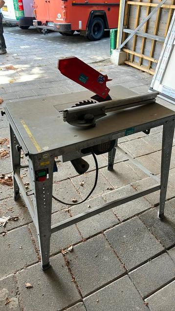 Gebruike zaagtafel beschikbaar voor biedingen
