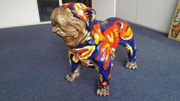 Bulldog beeld. Beschilderde bulldog. Moderne kunst beschikbaar voor biedingen