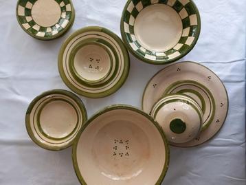 Servies delen groen/ beige.  beschikbaar voor biedingen