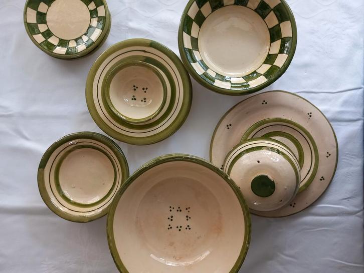 Servies delen groen/ beige., Huis en Inrichting, Keuken | Servies, Bord(en), Overige stijlen, Aardewerk, Ophalen of Verzenden