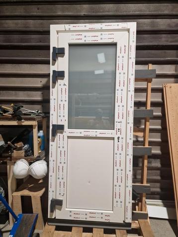 Kunststof deur.nieuw, goedkoop beschikbaar voor biedingen