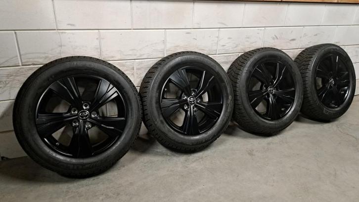 Winterbanden Toyota Corolla Cross 215/60/17 Als Nieuw!!, Auto-onderdelen, Banden en Velgen, Banden en Velgen, Winterbanden, 17 inch