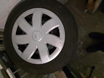 Citroen c3 winterbanden goed profiel met wieldoppen  beschikbaar voor biedingen