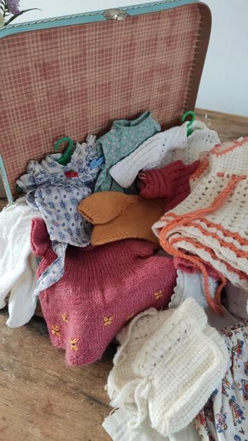 Koffertje met oude poppenkleertjes en vintage babykleding  beschikbaar voor biedingen