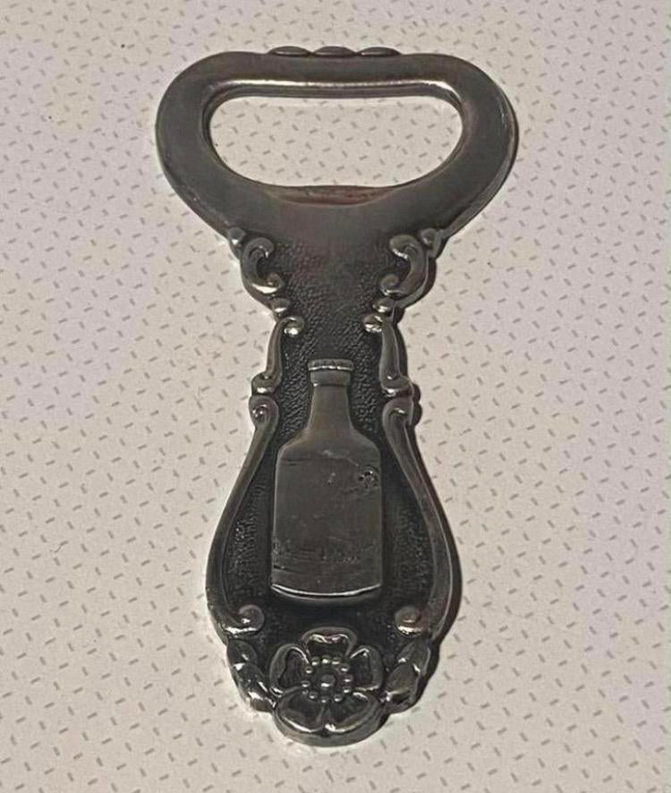 Verzilverde flesopener: De Parel der Drank. Sola L.8,5 cm., Antiek en Kunst, Antiek | Bestek, Ophalen of Verzenden