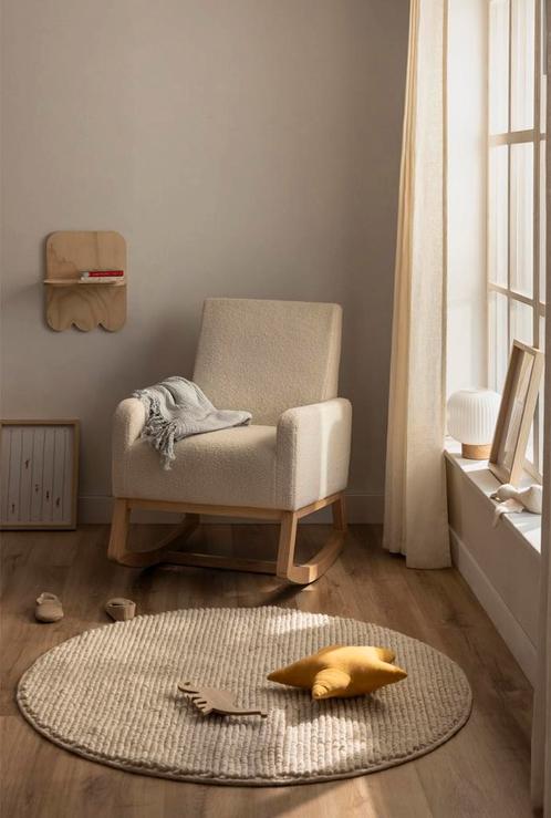 Gloednieuwe Abigray gestoffeerde schommelstoel, Huis en Inrichting, Fauteuils, Nieuw, Stof, 50 tot 75 cm, 75 tot 100 cm, Ophalen of Verzenden