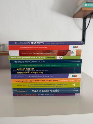Stapel Verpleegkunde studieboeken beschikbaar voor biedingen