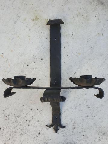 Antieke smeedijzeren kandelaar twee-armig beschikbaar voor biedingen