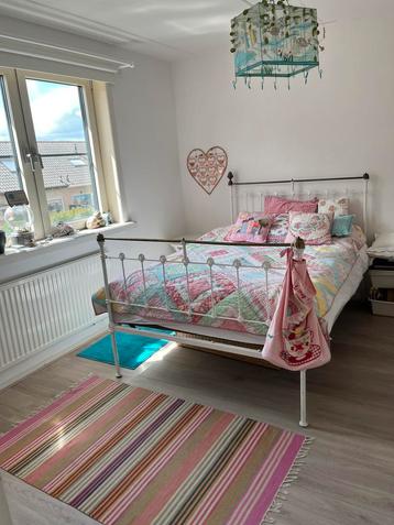 Een nostalgisch vintage spijlenbed voor een meije beschikbaar voor biedingen