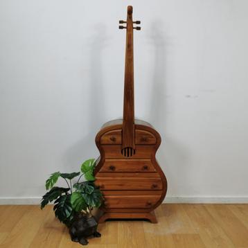Vintage houten gitaarvormige ladekastje. 022216