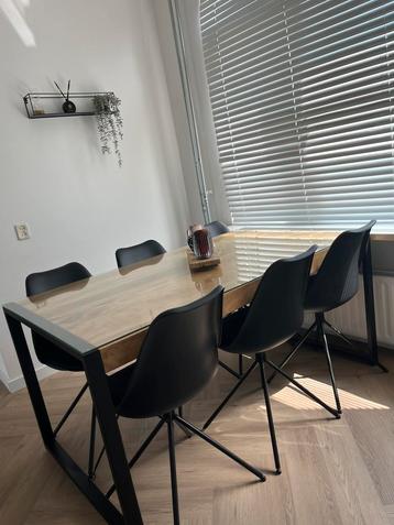 Mangohout eettafel en 6 zwarte stoelen beschikbaar voor biedingen