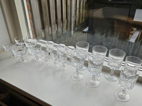 Vintage glazenset (18 stuks), Verzamelen, Glas en Borrelglaasjes, Zo goed als nieuw, Borrel- of Shotglas, Ophalen of Verzenden