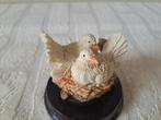 Witte duiven van kunsthars op een hout plateau D8xH7.5cm, Ophalen of Verzenden, Gebruikt, Dier