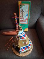 Vintage indianen camp. Tent, kano en totempaal en kookpot., Ophalen of Verzenden