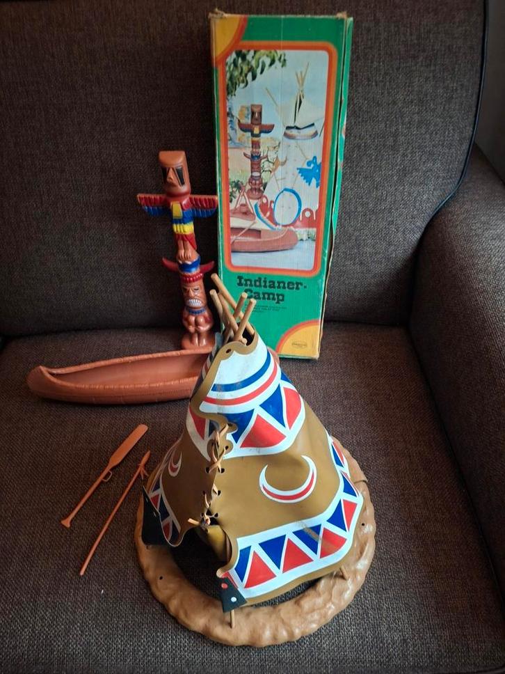Vintage indianen camp. Tent, kano en totempaal en kookpot., Antiek en Kunst, Kunst | Beelden en Houtsnijwerken, Ophalen of Verzenden