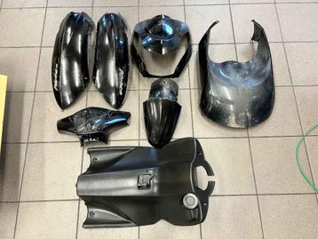 Kappenset zwart inclusief beenschild Peugeot Kisbee e4 en E5 beschikbaar voor biedingen